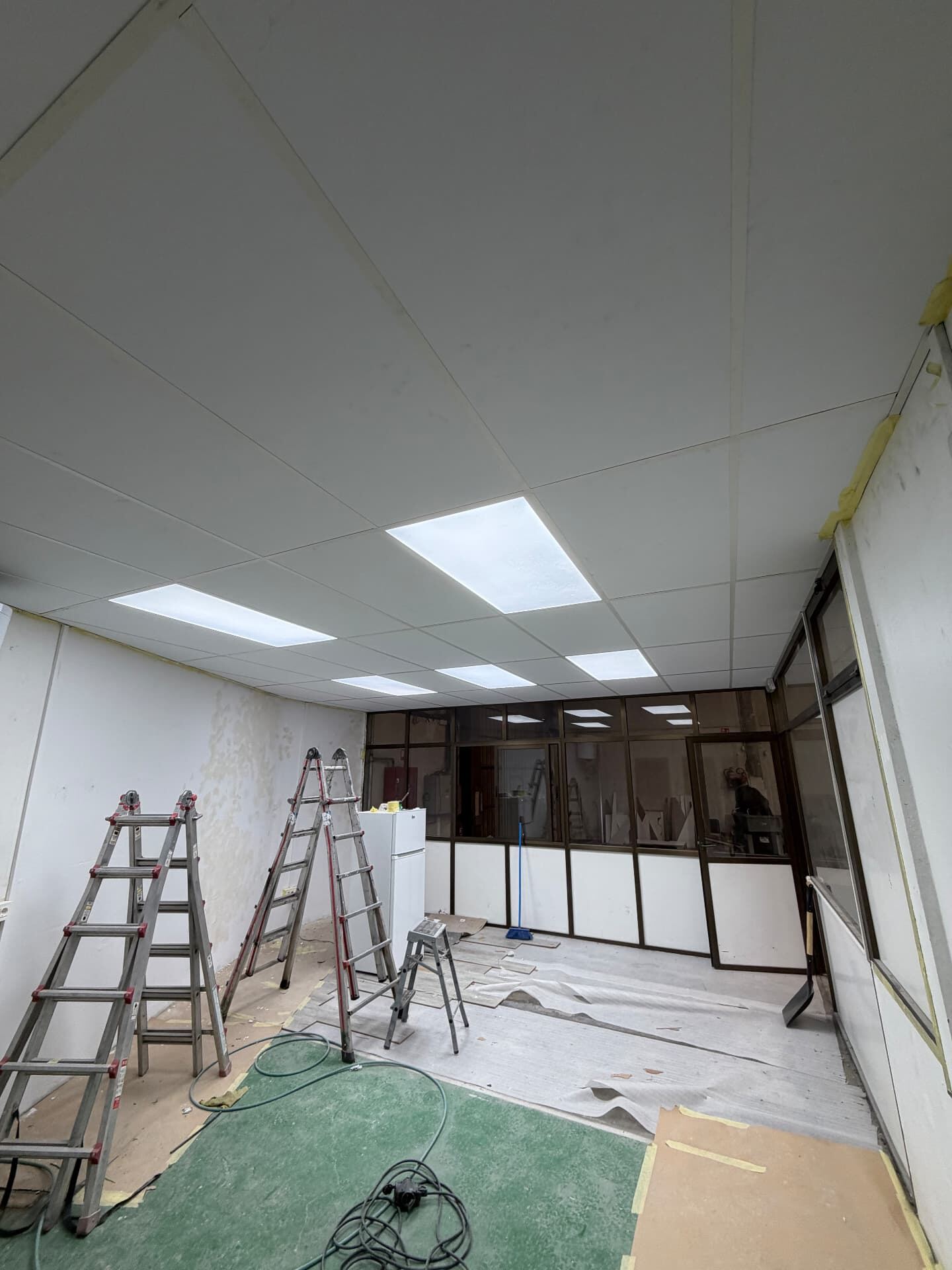 Instalación de paneles LED en una oficina realizada por Elektrogune, electricista en Vitoria-Gasteiz